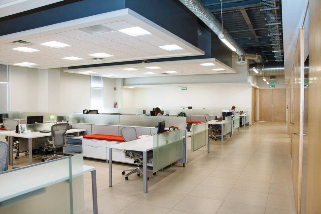 Plateau de bureaux équipé d’un faux plafond