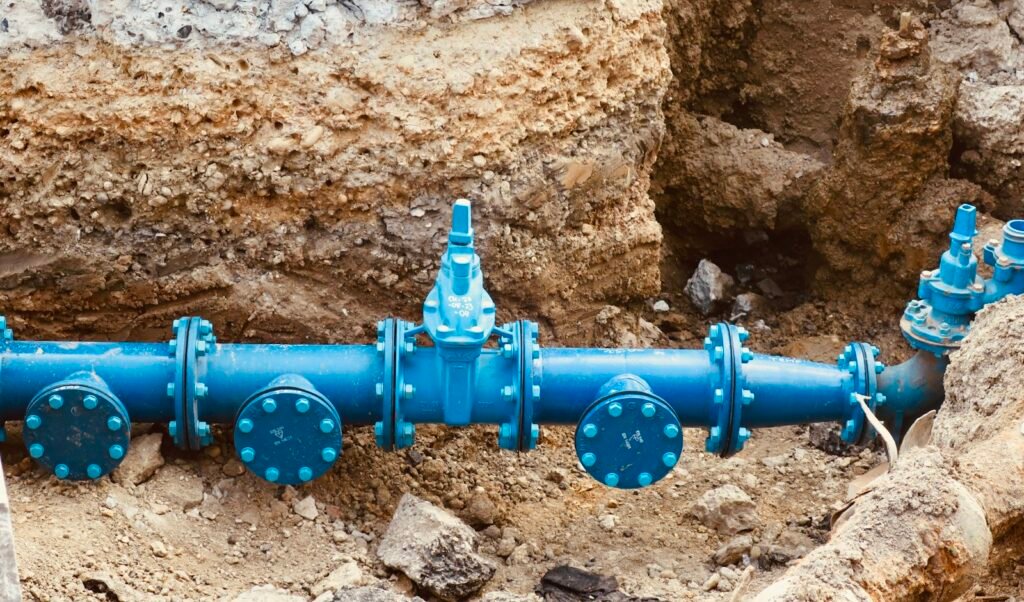 Canalisation d’eau enterrée dégagée dans une tranchée