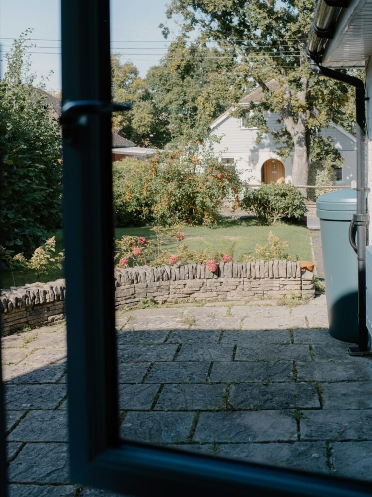 Jardin et terrasse d’une maison individuelle vus depuis l’intérieur